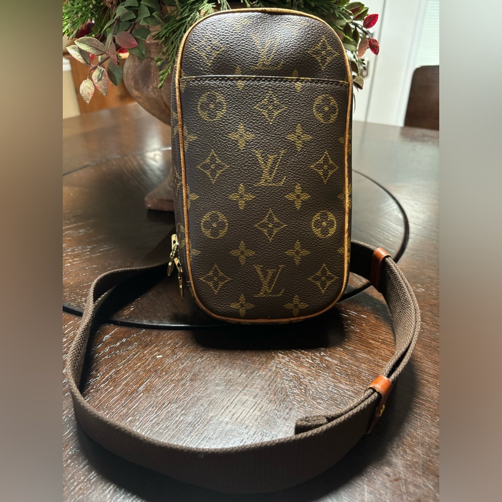 Louse vuitton monogram pochette Gange Brown unsex